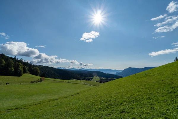 意大利南蒂罗尔多洛美地美丽的草地和小山风景 — 图库照片