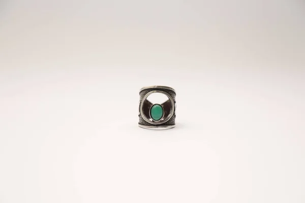 Mały Srebrny Pierścień Zielonym Kamieniem Szlachetnym Odizolowany Białym Tle — Zdjęcie stockowe