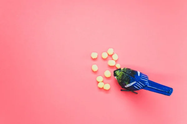 Een Bovenaanzicht Van Een Handgemaakte Vogelfiguur Met Gele Katoenen Ballen — Stockfoto