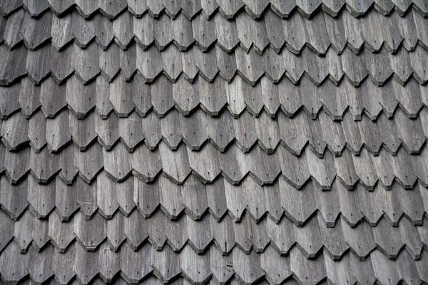 Graustufenaufnahme Eines Alten Hölzernen Schindeldachs — Stockfoto