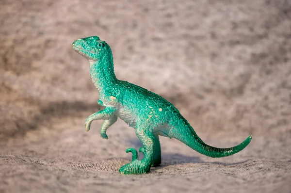 一只绿色恐龙玩具雕像的特写镜头 — 图库照片