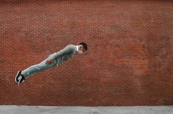 Joven Atlético Haciendo Salto Usando Concepto Máscara Sanitaria Nueva Normalidad — Foto de Stock