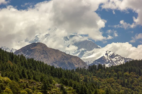 Bellissimo Scatto Paesaggio Montuoso Uno Sfondo Nuvoloso — Foto Stock