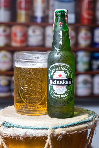 Ccuta Colômbia Mar 2018 Cerveja Heineken Gelada Com Vidro Fundo — Fotografia de Stock