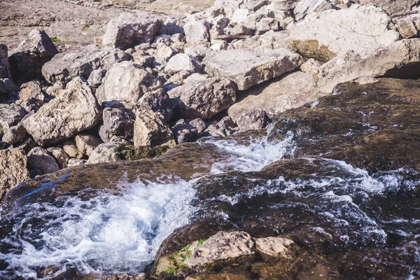 Piękny Widok Rzekę Płynącą Skałach Świetny Tapety — Zdjęcie stockowe