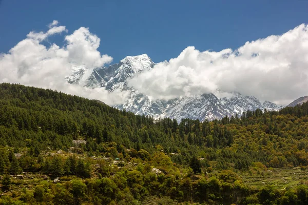 Bulutlu Bir Arka Planda Dağlık Bir Arazinin Güzel Bir Görüntüsü — Stok fotoğraf