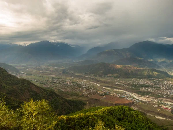 Eine Schöne Aufnahme Einer Bergigen Landschaft Vor Bewölktem Hintergrund — Stockfoto