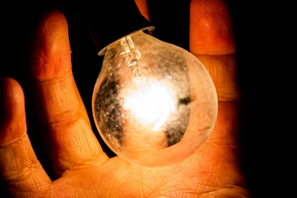 Рука Людини Намагається Тримати Лампочку Ізольованою Темному Тлі — стокове фото