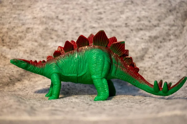 Zbliżenie Zabawkowej Figurki Zielonego Dinozaura Stegozaura — Zdjęcie stockowe