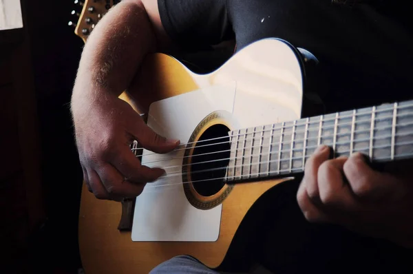 집에서 클래식 기타를 연주하는 남자의 — 스톡 사진