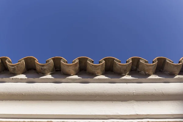 Přední Záběr Bílé Stěny Dlaždice Domu Obloha Modrá Čistá — Stock fotografie