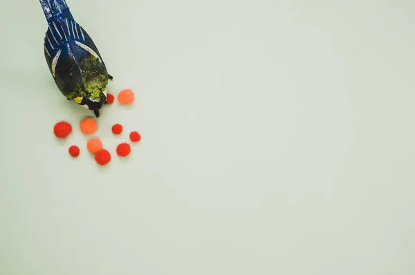 Вид Сверху Маленькую Фигурку Птицы Ручной Работы Красными Ватными Шариками — стоковое фото