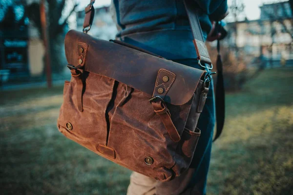 Een Selectieve Focusshot Van Een Man Een Bruine Leren Tas — Stockfoto