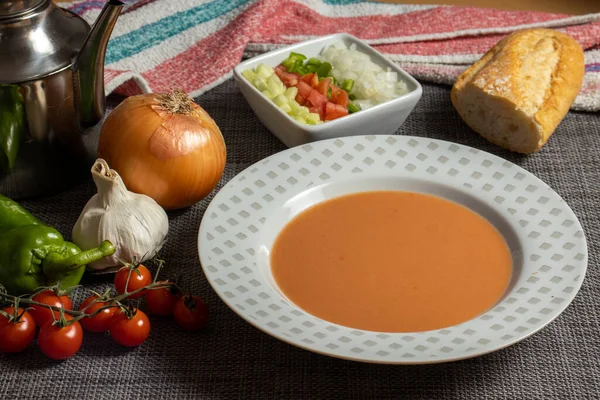 Closeup Shot Gazpacho Soup Its Ingredients Bread — Stock Photo, Image