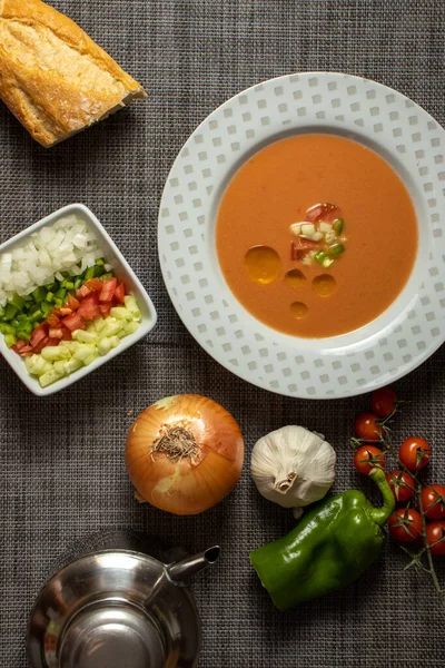 Egy Függőleges Feles Gazpacho Leves Hozzávalókkal Kenyérrel — Stock Fotó