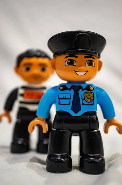 Poznan Poland 2020年10月16日 デュプロ警察の男と囚人のおもちゃの人形 — ストック写真
