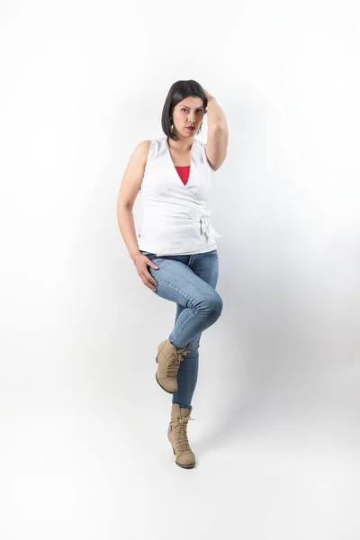Vertikal Bild Kvinna Med Jeans Och Vit Skjorta Poserar Med — Stockfoto