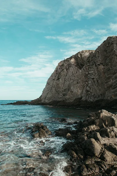 Piękna Sceneria Spokojnego Morza Otoczonego Skalistymi Klifami — Zdjęcie stockowe