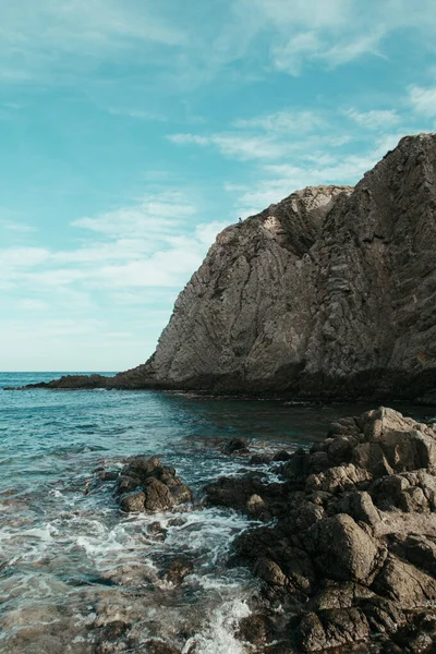 Uno Splendido Scenario Mare Tranquillo Circondato Scogliere Rocciose — Foto Stock