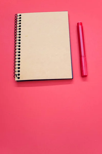 Una Toma Vertical Cuaderno Marcador Rojo Sobre Una Superficie Roja — Foto de Stock