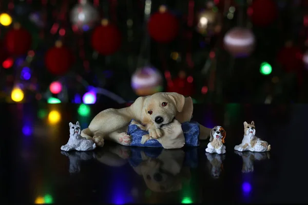 Χαριτωμένο Παιχνίδι Σκυλιών Φιγούρες Μπροστά Από Ένα Φωτισμένο Χριστουγεννιάτικο Δέντρο — Φωτογραφία Αρχείου