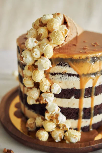 Egy Finom Torta Karamellás Krémmel Egy Tölcsérrel Tele Popcornnal — Stock Fotó