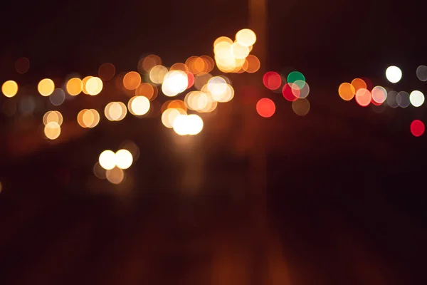 抽象的な夜の焦点のないカラフルな街路灯のボケの背景 — ストック写真