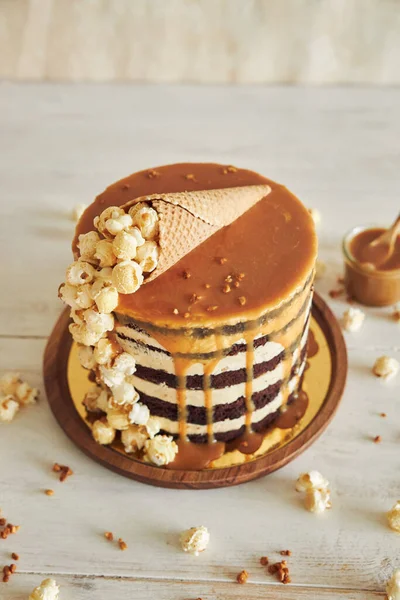 Una Deliziosa Torta Condita Con Crema Caramello Cono Pieno Popcorn — Foto Stock