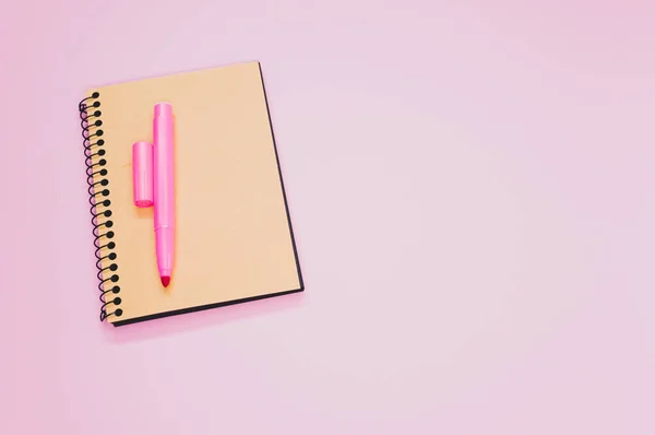 Een Hoge Hoek Opname Van Een Notebook Een Roze Stift — Stockfoto