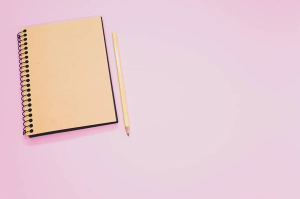 Tiro Alto Ângulo Caderno Lápis Uma Superfície Rosa — Fotografia de Stock