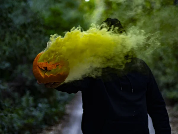 Espeluznante Disparo Tipo Caucásico Sosteniendo Una Calabaza Halloween Humeante Mientras —  Fotos de Stock