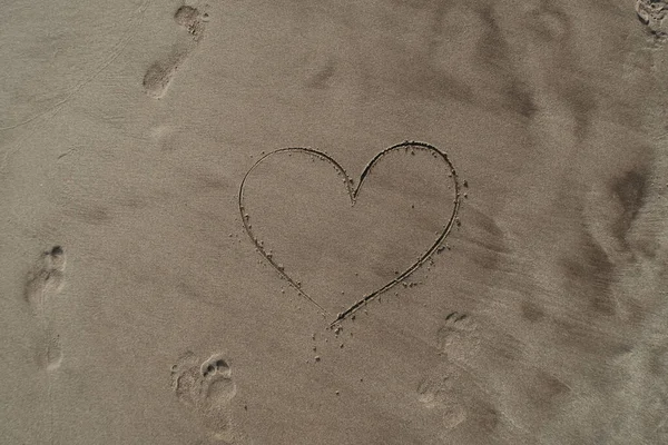 Primo Piano Cuore Disegnato Sulla Sabbia Una Spiaggia — Foto Stock