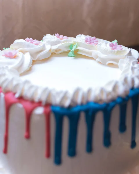バラで装飾された新鮮なおいしいケーキの垂直クローズアップショット — ストック写真