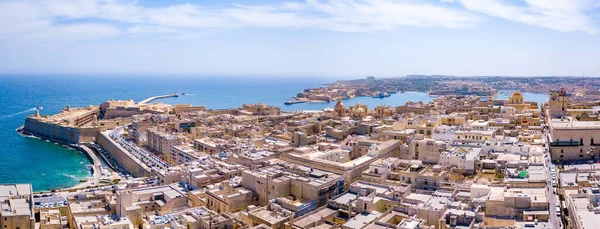 Malta Valletta Deniz Kenarındaki Binaların Panoramik Bir Görüntüsü — Stok fotoğraf