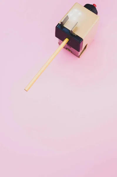 Вертикальный Кадр Механической Точилки Карандаша Розовой Поверхности — стоковое фото