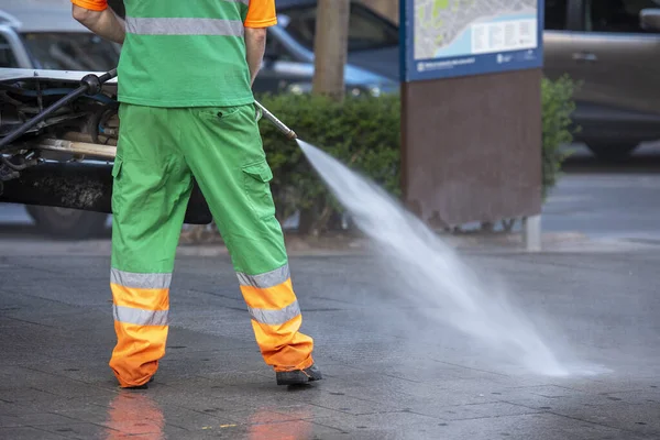 Trabajador Mantenimiento Limpiando Parque Con Una Pistola Agua Con Lejía —  Fotos de Stock