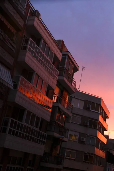 Een Lage Hoek Schot Van Detail Moderne Residentiële Appartementencomplex Exterieur — Stockfoto