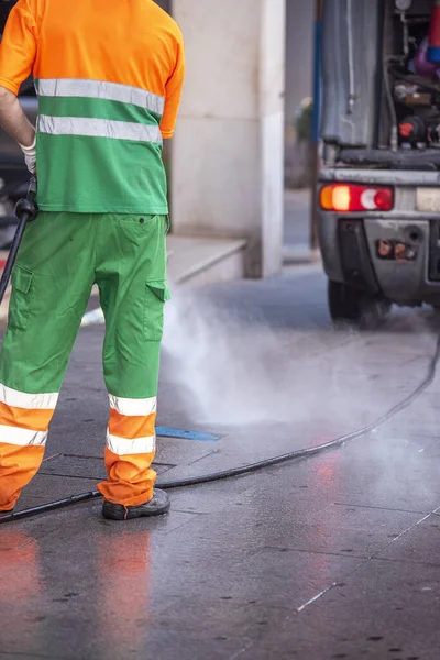 Disparo Vertical Trabajador Limpiando Las Calles Con Una Pistola Agua —  Fotos de Stock