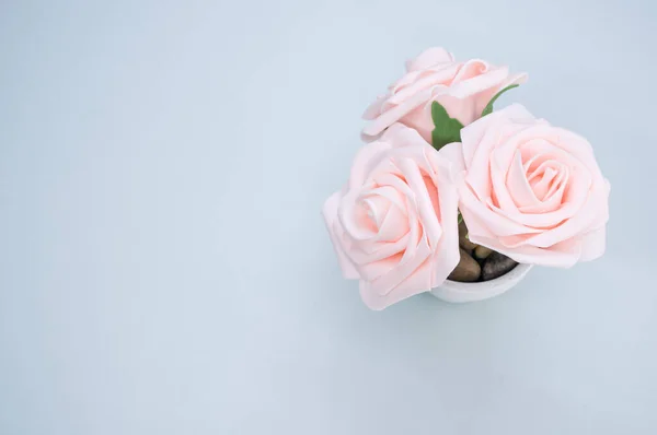 Górny Widok Zbliżenie Trzech Sztucznie Jasnoróżowych Róż Umieszczonych Garnku Odizolowanym — Zdjęcie stockowe