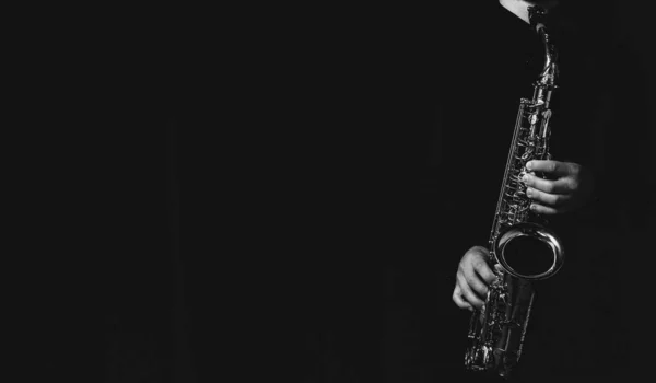 Серый Снимок Крутого Красивого Парня Играющего Саксофоне Тёмном Фоне — стоковое фото