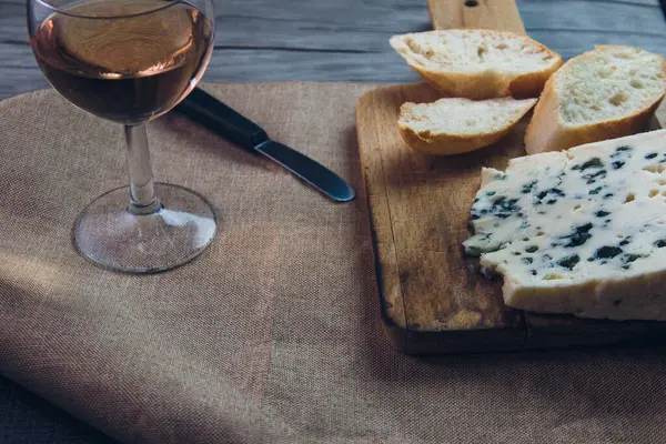 Zbliżenie Kawałka Pysznego Sera Roquefort Kromkami Chleba Stole Szklanką Wina — Zdjęcie stockowe