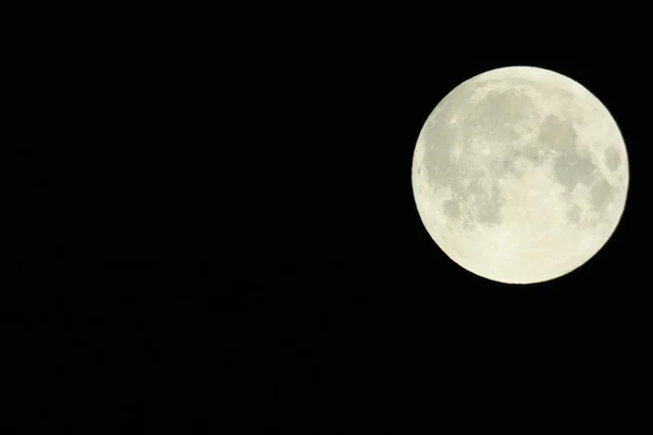Вид Яркой Полной Луны Изолированной Темном Фоне — стоковое фото