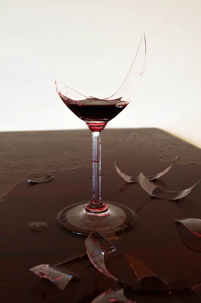 Een Verticaal Schot Van Een Gebroken Wijnglas — Stockfoto