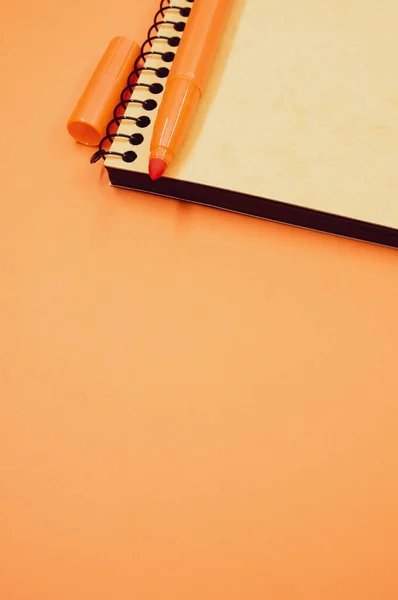 Plan Vertical Carnet Marqueur Orange Sur Une Surface Orange — Photo