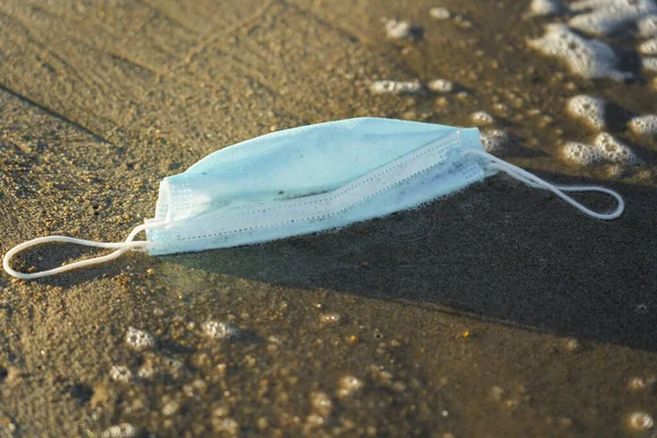 Primer Plano Una Máscara Sanitaria Una Playa Arena —  Fotos de Stock