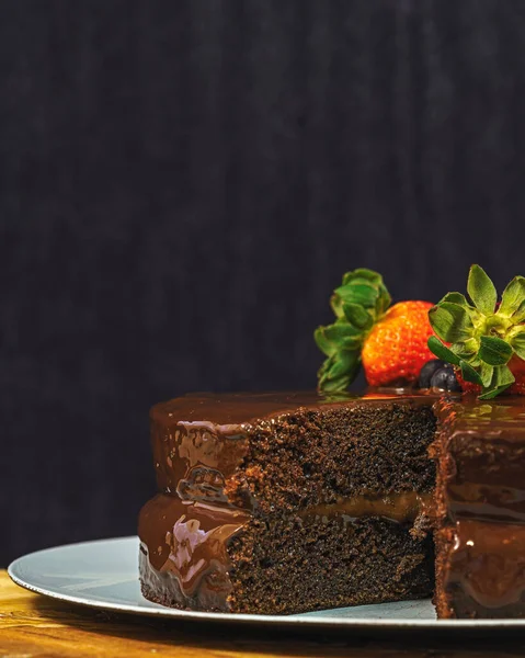 Een Verticaal Shot Van Een Heerlijke Chocoladetaart Versierd Met Aardbeien — Stockfoto