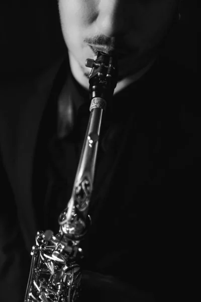 Plan Niveaux Gris Mec Cool Beau Jouant Son Saxophone Isolé — Photo