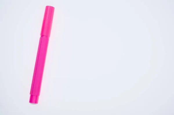Een Close Van Een Roze Stift Met Een Kap Geïsoleerd — Stockfoto
