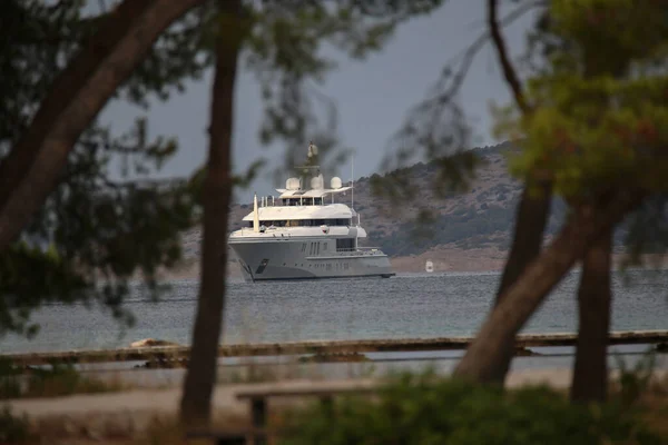 Big White Yacht Sailing Harbor Trees — Stock Photo, Image