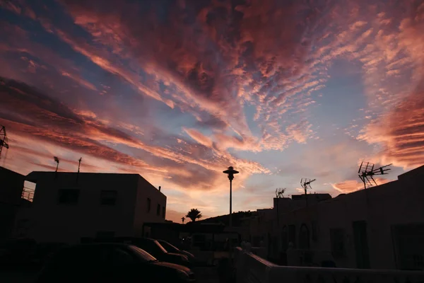 Uma Bela Paisagem Céu Por Sol Sobre Edifícios — Fotografia de Stock